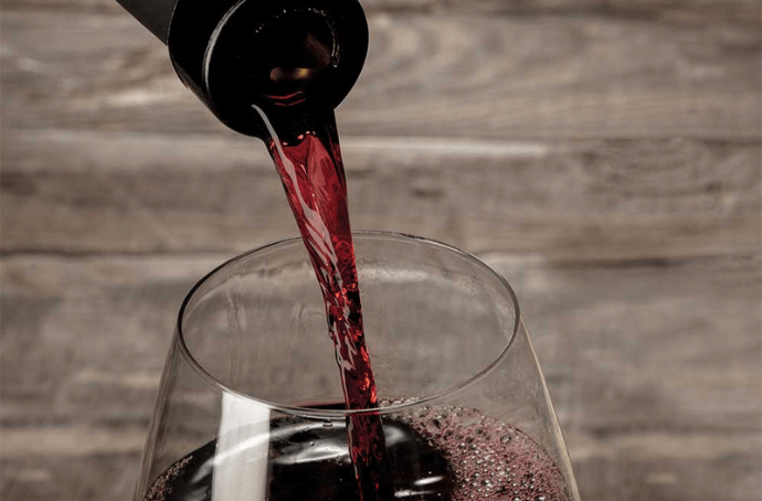Czerwone wino leje się do kielicha